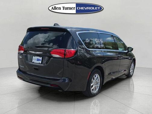 Brilliant Black Crystal Pearlcoat 2023 Chrysler Voyager LX