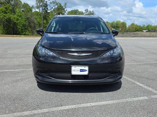 Brilliant Black Crystal Pearlcoat 2023 Chrysler Voyager LX