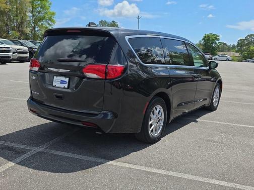 Brilliant Black Crystal Pearlcoat 2023 Chrysler Voyager LX