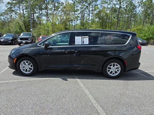Brilliant Black Crystal Pearlcoat 2023 Chrysler Voyager LX