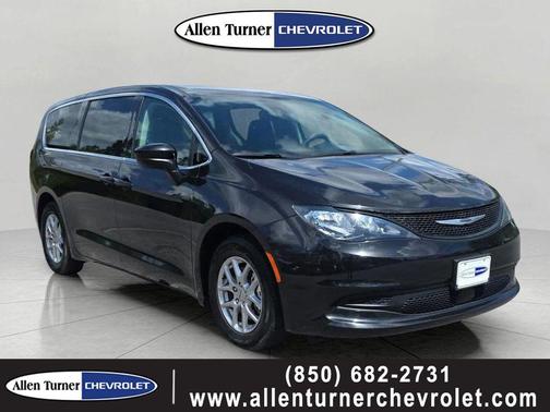 Brilliant Black Crystal Pearlcoat 2023 Chrysler Voyager LX