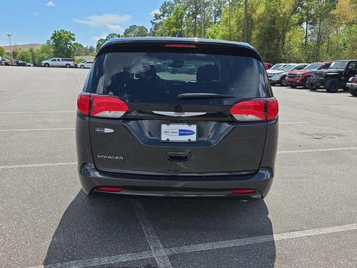 Brilliant Black Crystal Pearlcoat 2023 Chrysler Voyager LX