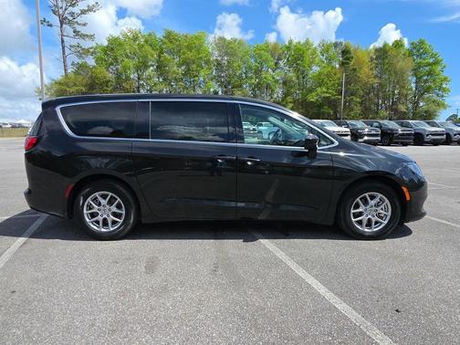 Brilliant Black Crystal Pearlcoat 2023 Chrysler Voyager LX