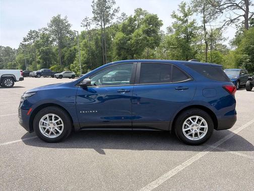 Blue Glow Metallic 2022 Chevrolet Equinox LS