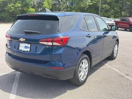 Blue Glow Metallic 2022 Chevrolet Equinox LS