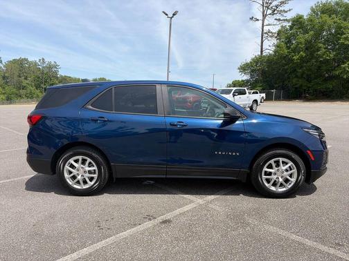 Blue Glow Metallic 2022 Chevrolet Equinox LS