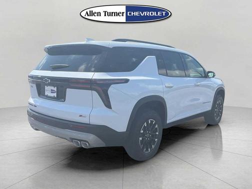 Polar White Tricoat 2026 Chevrolet Traverse AWD Z71