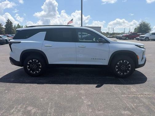 Polar White Tricoat 2026 Chevrolet Traverse AWD Z71