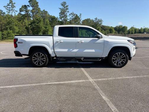 Summit White 2025 Chevrolet Colorado Z71