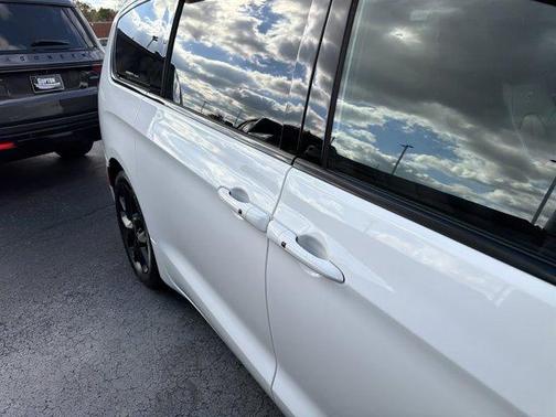 2023 Chrysler Pacifica Touring-L