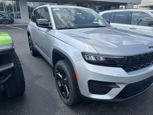 2025 Jeep Grand Cherokee Laredo