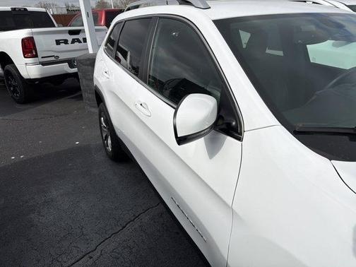 Bright White Clearcoat 2019 Jeep Cherokee Latitude Plus