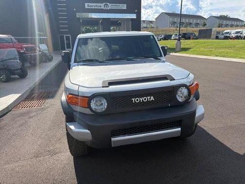 White / Titanium Metallic 2007 Toyota FJ Cruiser