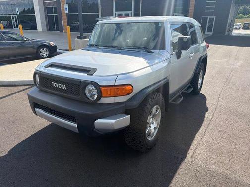 White / Titanium Metallic 2007 Toyota FJ Cruiser