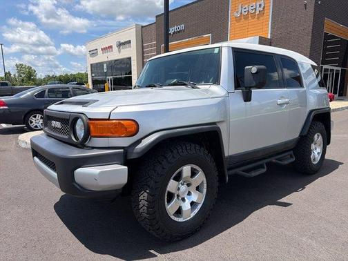 White / Titanium Metallic 2007 Toyota FJ Cruiser