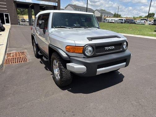 White / Titanium Metallic 2007 Toyota FJ Cruiser