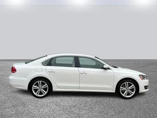 2014 Volkswagen Passat 1.8T Auto SE w/Sunroof & Nav