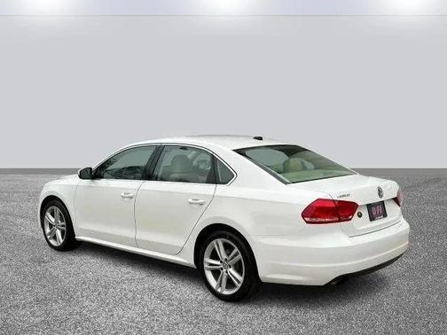 2014 Volkswagen Passat 1.8T Auto SE w/Sunroof & Nav