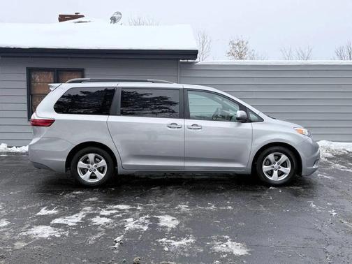 2017 Toyota Sienna LE