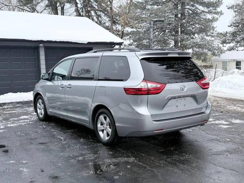 2017 Toyota Sienna LE