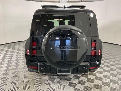 2024 Land Rover Defender P400 X-Dynamic SE