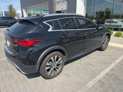 2017 INFINITI QX30 Premium