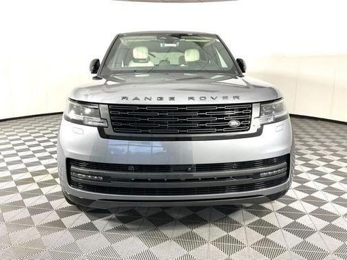 2025 Land Rover Range Rover P550e SE