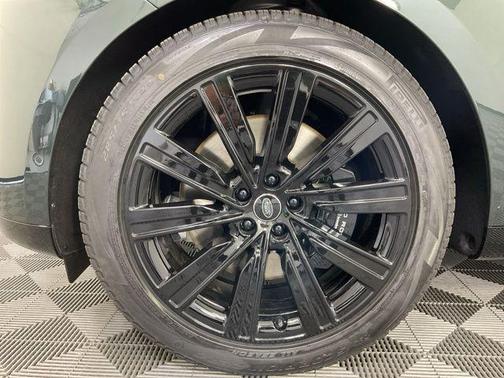 2025 Land Rover Range Rover P550e SE