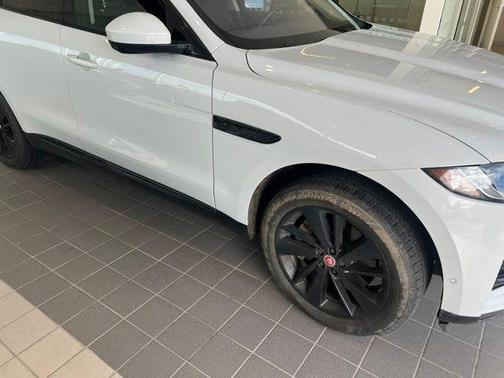Yulong White 2021 Jaguar F-PACE S