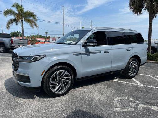 Gray Mist Metallic 2025 Lincoln Navigator Reserve