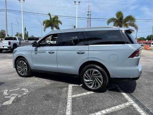 Gray Mist Metallic 2025 Lincoln Navigator Reserve