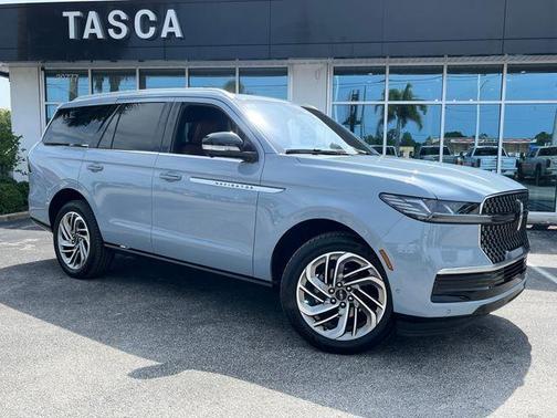 Gray Mist Metallic 2025 Lincoln Navigator Reserve