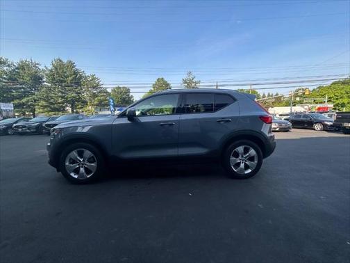 2021 Volvo XC40 T5 Momentum