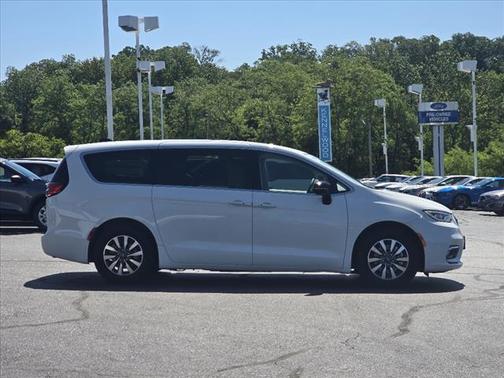 2024 Chrysler Pacifica Hybrid Select
