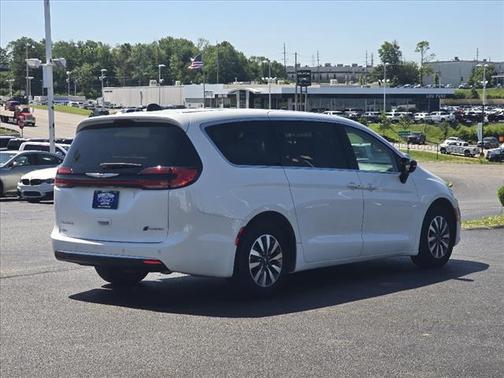 2024 Chrysler Pacifica Hybrid Select