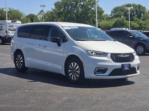 2024 Chrysler Pacifica Hybrid Select