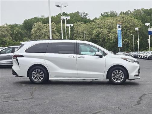 2023 Toyota Sienna XLE