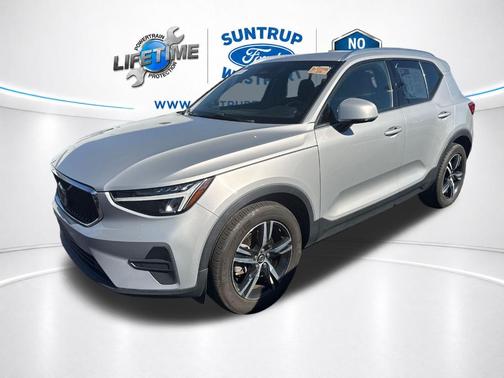 Crystal White Metallic 2023 Volvo XC40 B5 Core