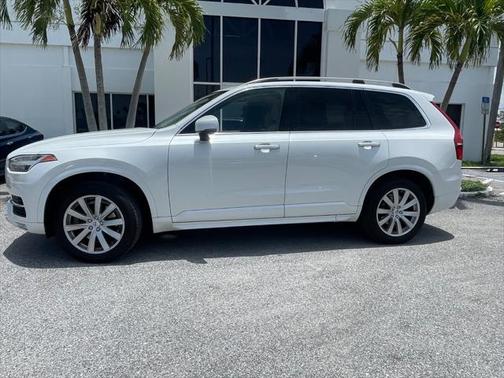 2016 Volvo XC90 T6 Momentum