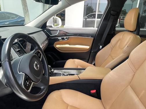 2016 Volvo XC90 T6 Momentum