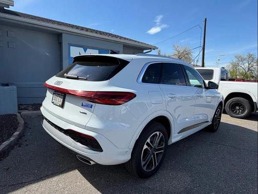 Glacier White Metallic 2025 Audi Q5 Premium TFSI quattro S tronic