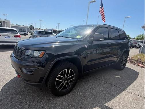 Diamond Black Crystal Pearlcoat 2019 Jeep Grand Cherokee Trailhawk