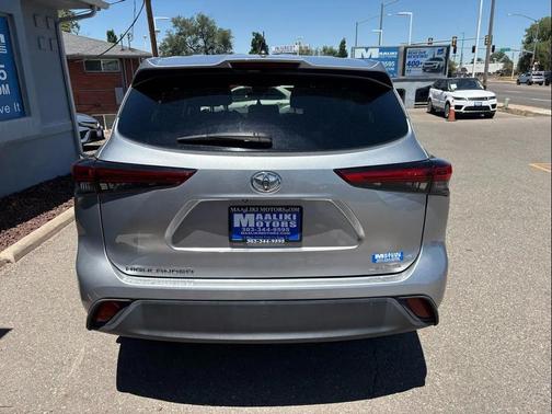 Silver 2022 Toyota Highlander LE