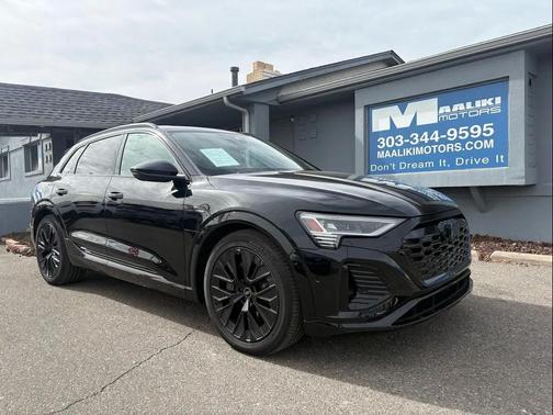 Mythos Black Metallic 2024 Audi Q8 e-tron Prestige
