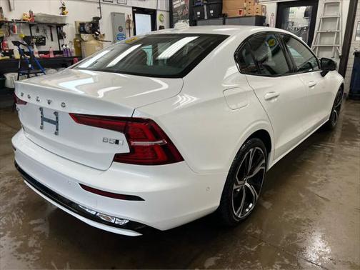 2024 Volvo S60 B5 Ultimate Dark Theme