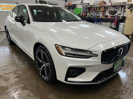 2024 Volvo S60 B5 Ultimate Dark Theme