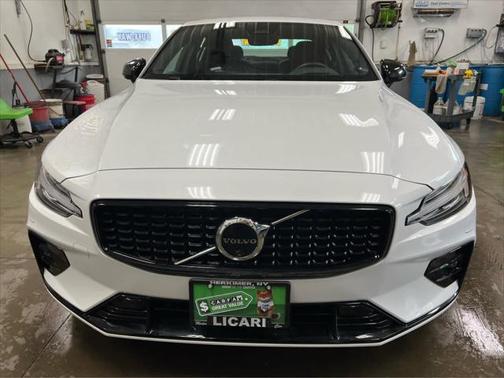 2024 Volvo S60 B5 Ultimate Dark Theme