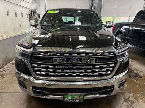 Diamond Black Crystal Pearlcoat 2025 RAM 1500 Limited
