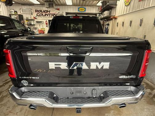 Diamond Black Crystal Pearlcoat 2025 RAM 1500 Limited