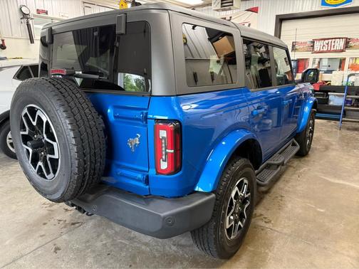 Velocity Blue Metallic 2024 Ford Bronco Outer Banks